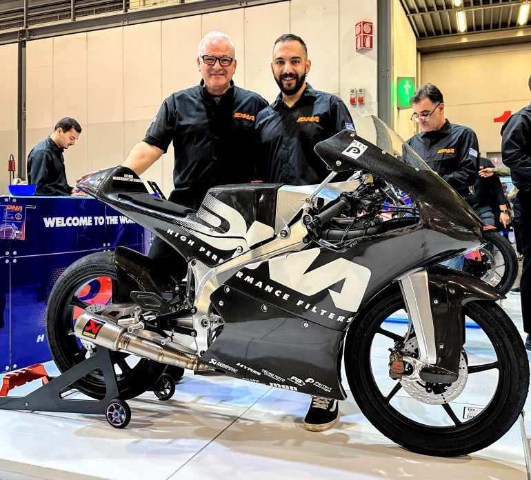 Ο Ντίνος Νικολαϊδης με το νεαρό μηχανολόγο Αλέξανδρο Μαϊδη