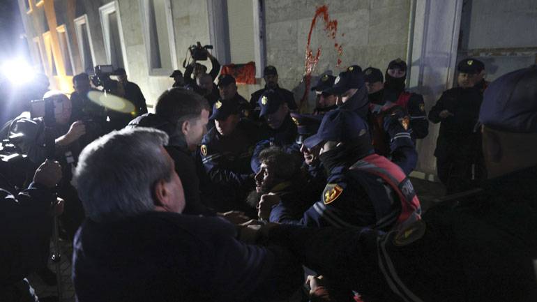 Αλβανία: Επεισόδια σε αντικυβερνητική διαδήλωση στα Τίρανα