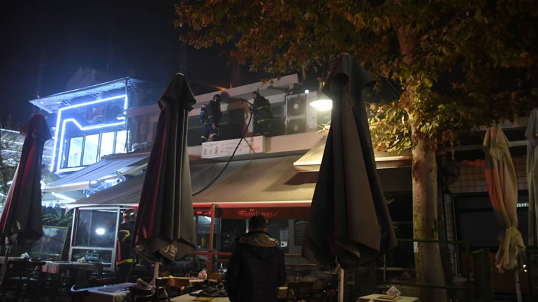 Στις φλόγες ψητοπωλείο στο κέντρο της Λάρισας