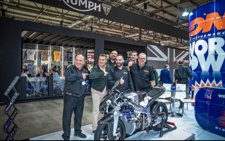 Ο απεσταλμένος μας με όλη την ομάδα της DNA