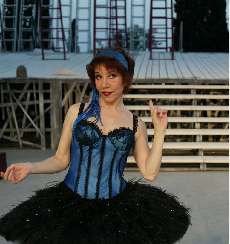 Η Μίνα Αδαμάκη στην παράσταση "Λυσιστράτη" του ΚΘΒΕ