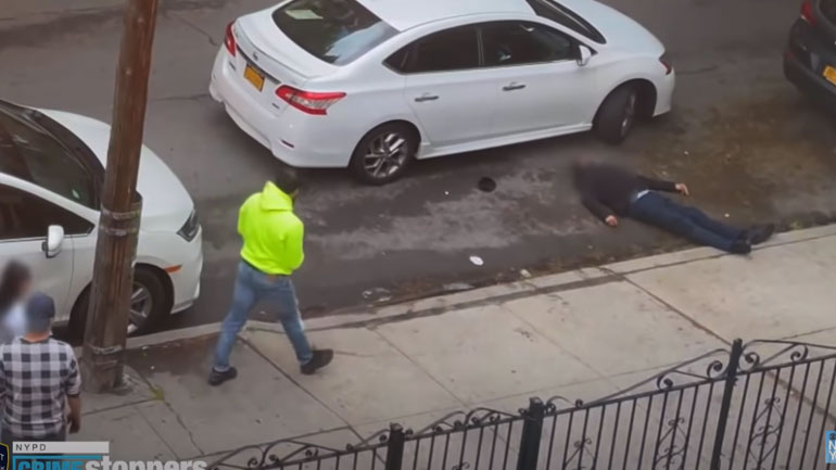 Σκληρές εικόνες: Τους έστειλε στο νοσοκομείο και τους έκλεψε επειδή του ακούμπησαν τον προφυλακτήρα