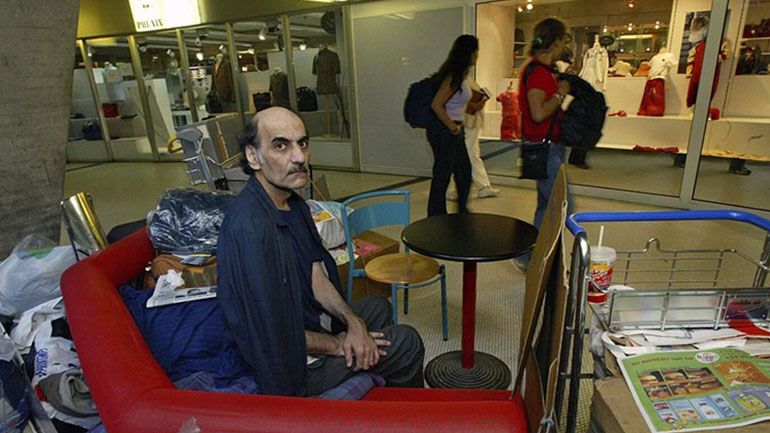 Στο αεροδρόμιο που πέρασε 18 χρόνια της ζωής του άφησε την τελευταία του πνοή ο Ιρανός πρόσφυγας Μεχράν Καρίμι Νασερί