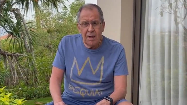 Ο Λαβρόφ διαψεύδει ότι είναι στο νοσοκομείο από το δωμάτιο του ξενοδοχείου με σορτς και T-shirt