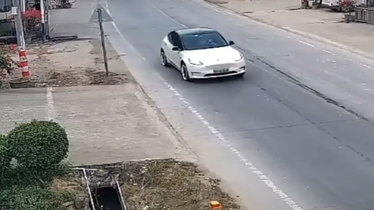 Αδιανόητο ατύχημα: Tesla με 200χλμ./ώρα σκόρπισε το θάνατο – Βλάβη ή ανθρώπινο λάθος;