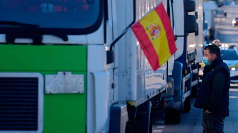 Παραλύει η Ισπανία από το «χειρόφρενο στα φορτηγά» που προκαλεί το αυξημένο κόστος μεταφορών