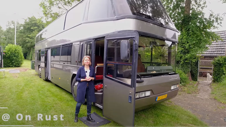 Κανονικό σπίτι ή αυτό το τέλεια διαμορφωμένο διώροφο λεωφορείο;