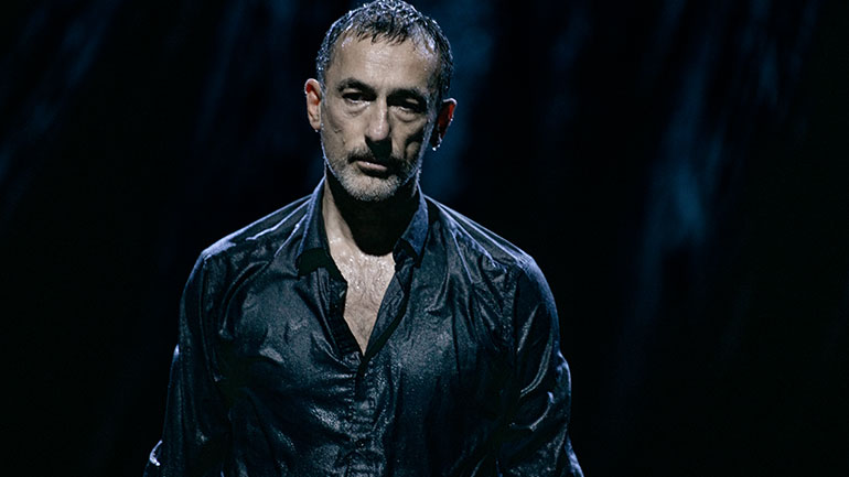 Ο Δημήτρης Παπαϊωάννου στη σκηνή του Μεγάρου -Πρώτες εικόνες από τη νέα του παράσταση