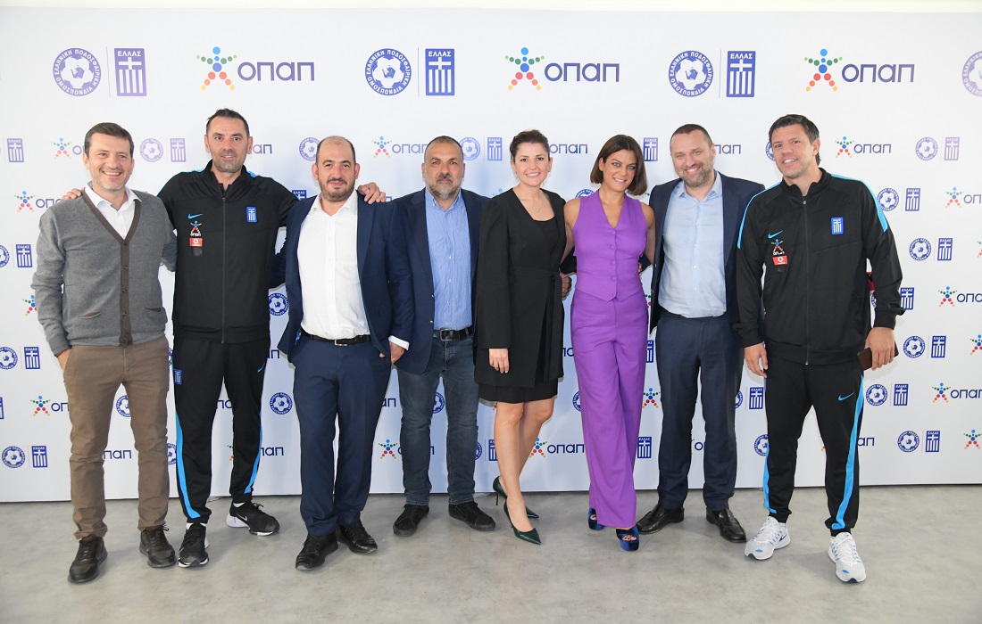 Μιχάλης Τσαπίδης, Press Officer της Ελληνικής Ποδοσφαιρικής Ομοσπονδίας, Θεοφάνης Κατεργιαννάκης, Προπονητής Τερματοφυλάκων Εθνικής Ανδρών, Μπάμπης Παπαδόπουλος, Marketing Manager της Ελληνικής Ποδοσφαιρικής Ομοσπονδίας, Θανάσης Μπασδέκης, Head of Sponsorships του ΟΠΑΠ, Μαρία Γκούμα, Marketing & Commercial Director της Ελληνικής Ποδοσφαιρικής Ομοσπονδίας, Χριστίνα Βραχάλη, Γιάννης Ρόκκας, Chief Marketing Officer του ΟΠΑΠ, Τάκης Φύσσας, Αθλητικός Διευθυντής Εθνικής Ομάδας Ανδρών