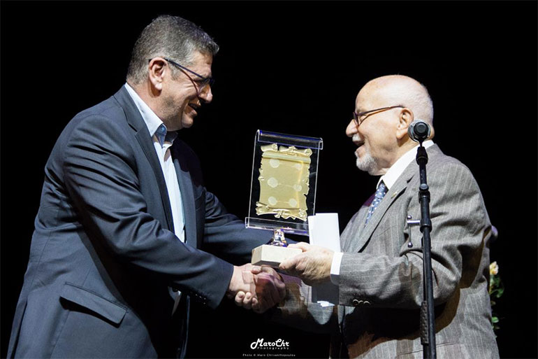 Απονομή τιμητικής πλακέτας στον Πρύτανη του ΟΠΑ Καθηγητή κ. Μπουραντώνη από τον Πρόεδρο του σωματείου ΕΡΜΗΣ κ. Αριστείδη Πανανό