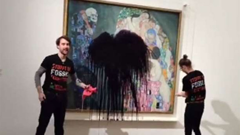 Αυστρία:  Ακτιβιστές για το κλίμα πέταξαν μαύρο υγρό σε ένα αριστούργημα του Κλιμτ