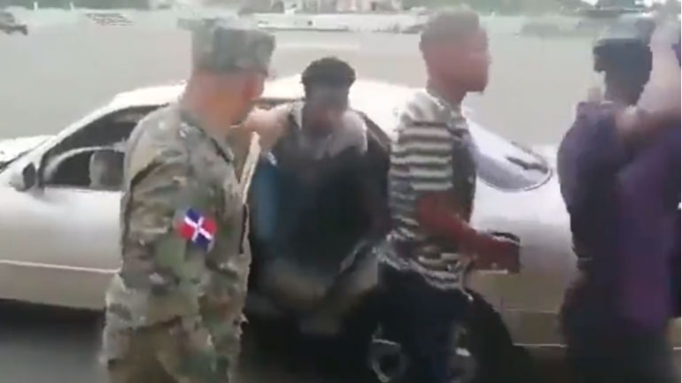 Σταμάτησαν αυτοκίνητο και βρήκαν μέσα 18 ανθρώπους