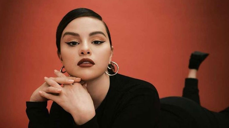 Το μανικιούρ της Selena Gomez είναι η ωραιότερη μίνιμαλ πρόταση για τον Νοέμβριο