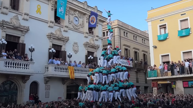 Ανθρώπινη πυραμίδα 9 ορόφων