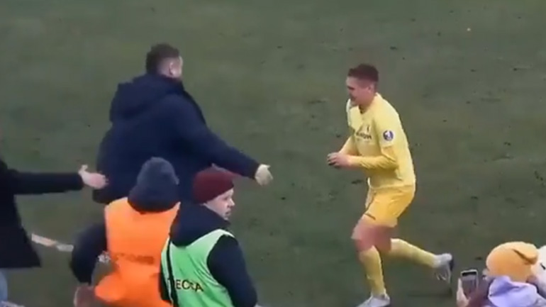 Ποδοσφαιριστής κάνει πρόταση γάμου στο γήπεδο