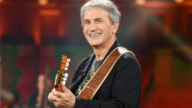 Ο Γιώργος Νταλάρας τραγουδά Μάνο Λοΐζο στη σκηνή του Christmas Theater