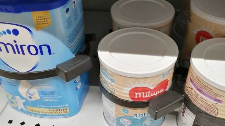 Αθήνα: Σούπερ μάρκετ έβαλε αντικλεπτικά στα βρεφικά γάλατα
