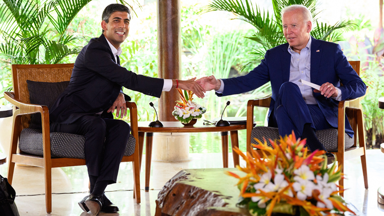 Μπάιντεν και Σούνακ καταδικάζουν τους «βάρβαρους» βομβαρδισμούς αμάχων από τη Ρωσία