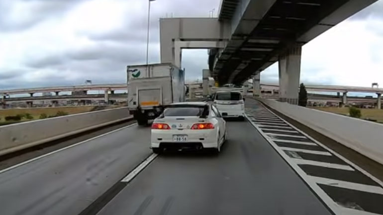 Πώς λένε οι Ιάπωνες «Ευχαριστώ» όταν οδηγούν;