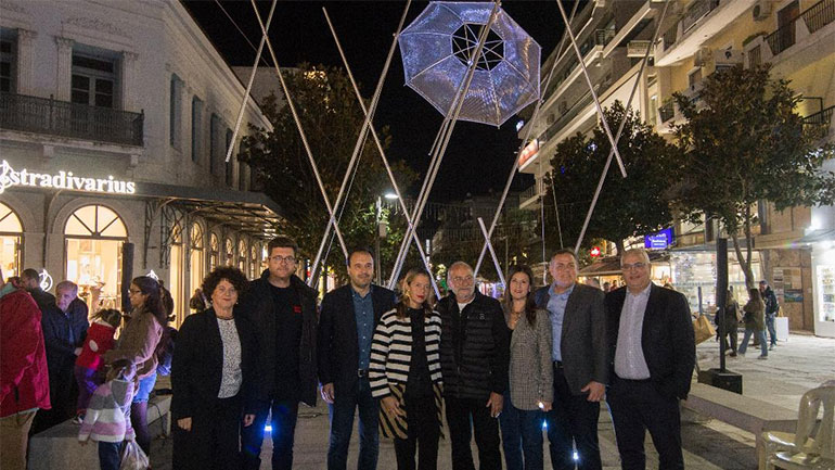 Το γλυπτό «Ομπρέλα» του Γιώργου Ζογγολόπουλου στα Τρίκαλα