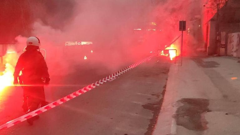 Πολυτεχνείο: Ένταση με κρότου λάμψης και μολότοφ στην πλατεία Κλαυθμώνος Πολυτεχνείο: Ένταση με κρότου λάμψης και μολότοφ στην πλατεία Κλαυθμώνος