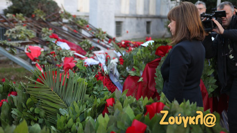 Πολυτεχνείο: Στεφάνι κατέθεσαν Σακελλαροπούλου και Τασούλας – Πλήθος κόσμου τιμά την επέτειο με κόκκινα γαρύφαλλα