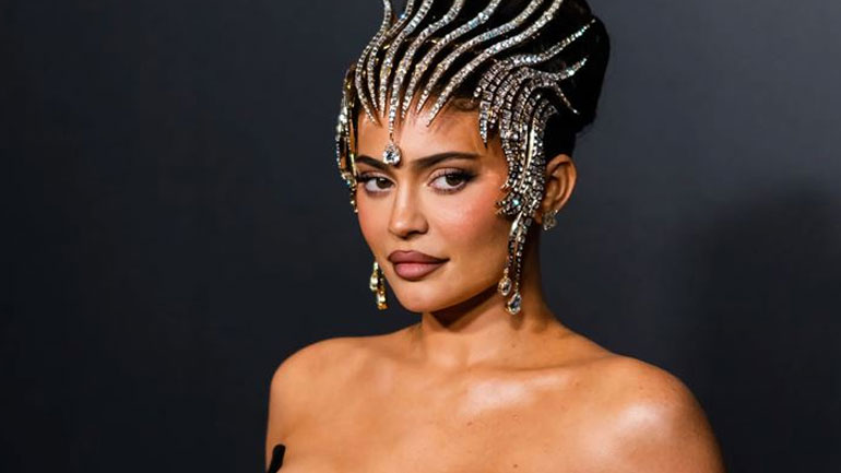 Κylie Jenner: Η μεγαλοπρεπής εμφάνιση στα εγκαίνια της μεγάλης έκθεσης για τον Mugler