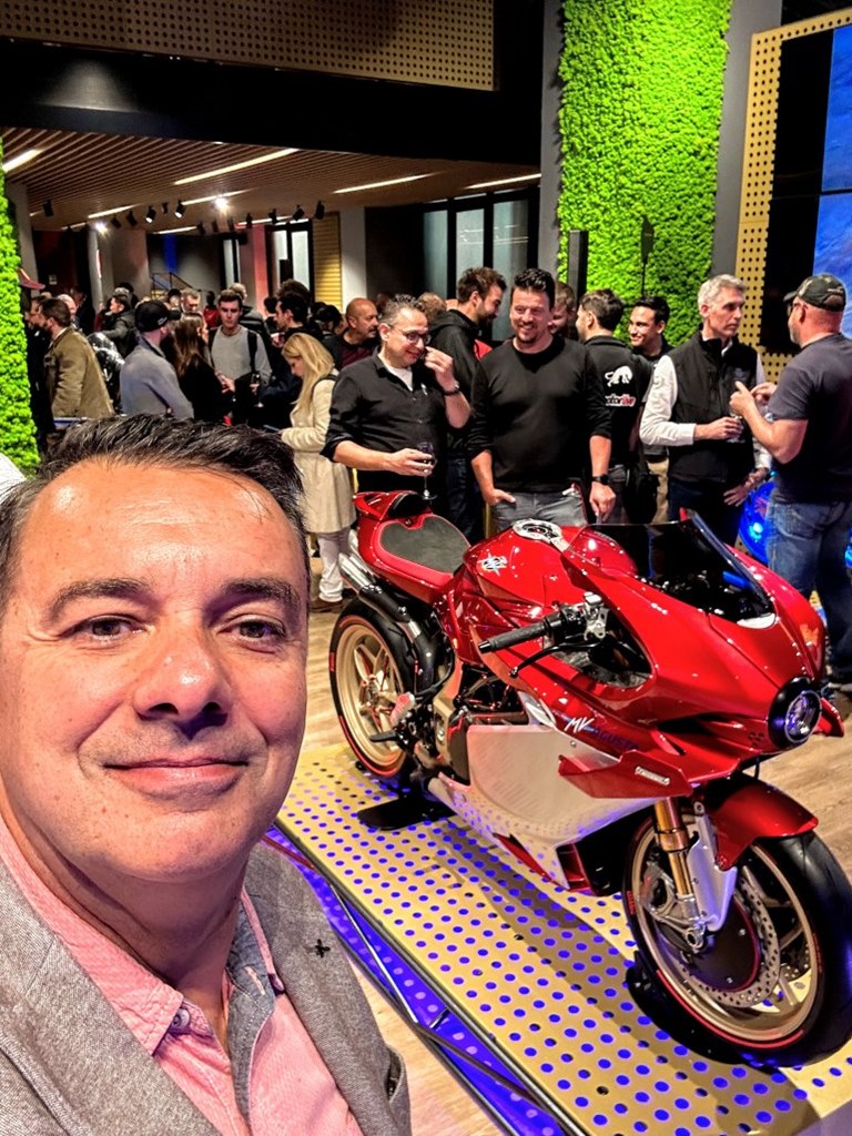 Ο απεσταλμένος μας δίπλα στην 921 S και μπροστά από την Superveloce 1000 Serie Oro