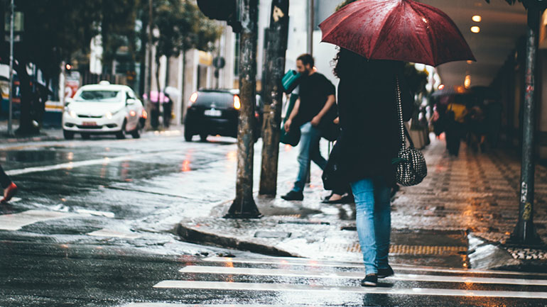 Ο καιρός την Παρασκευή: Βροχές και τοπικές καταιγίδες με τη θερμοκρασία να παραμένει σε υψηλά για την εποχή επίπεδα