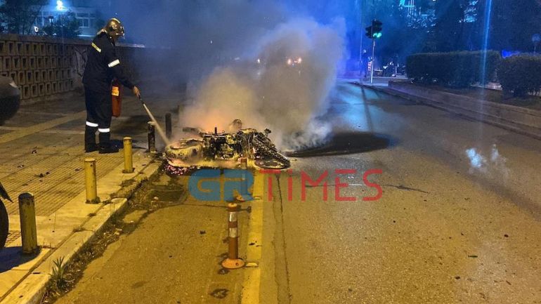 Πολυτεχνείο: Επίθεση με μολότοφ στη Θεσσαλονίκη – Κάηκε υπηρεσιακό δίκυκλο