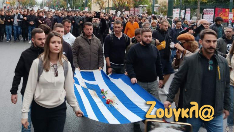 Ολοκληρώθηκε η πορεία της ΠΑΣΠ με την αιματοβαμμένη σημαία του Πολυτεχνείου