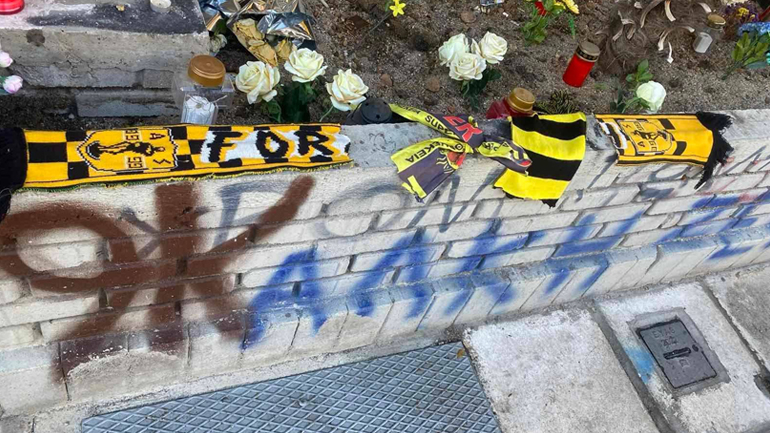 Βανδάλισαν το μνημείο του Άλκη, έκοψαν κασκόλ, πέταξαν αφιερώματα στα σκουπίδια