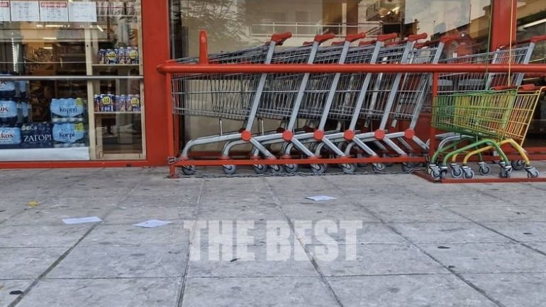 Πάτρα: Πήραν προϊόντα από σούπερ μάρκετ και τα μοίρασαν σε κόσμο στη λαϊκή