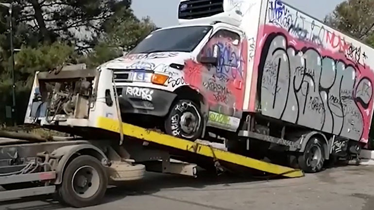 Επιχείρηση του Δήμου για την απομάκρυνση χιλιάδων εγκαταλελειμμένων αυτοκινήτων στην Αθήνα Επιχείρηση του Δήμου για την απομάκρυνση χιλιάδων εγκαταλελειμμένων αυτοκινήτων στην Αθήνα