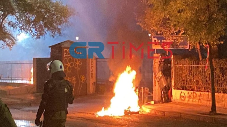 Θεσσαλονίκη: Πέντε συλλήψεις και 87 προσαγωγές για τα επεισόδια μετά τις πορείες για το Πολυτεχνείο