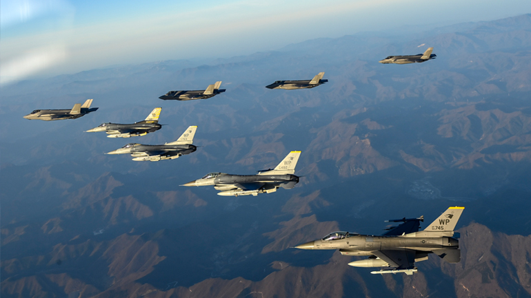 Ιαπωνία και ΗΠΑ πραγματοποίησαν κοινά στρατιωτικά γυμνάσια μετά την εκτόξευση του πυραύλου από την Β. Κορέα