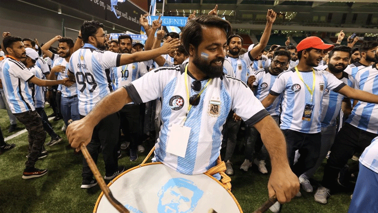 Κατάρ 2022: Αγόρασαν… οπαδούς με μεροκάματο 10 ευρώ και τρία γεύματα!