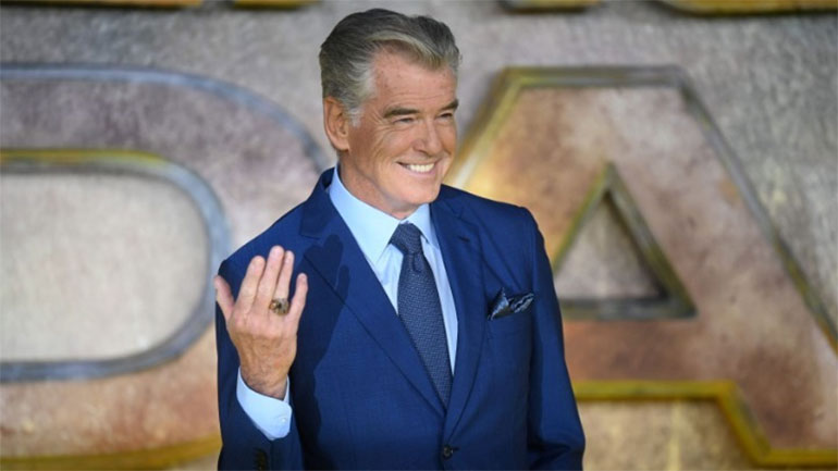 O Πιρς Μπρόσναν είναι ένας ευτυχισμένος παππούς