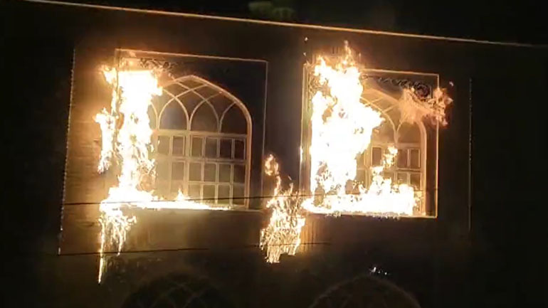 Ιράν: Διαδηλώσεις σε όλη τη χώρα – Στις φλόγες το σπίτι του Χομεϊνί σύμφωνα με βίντεο