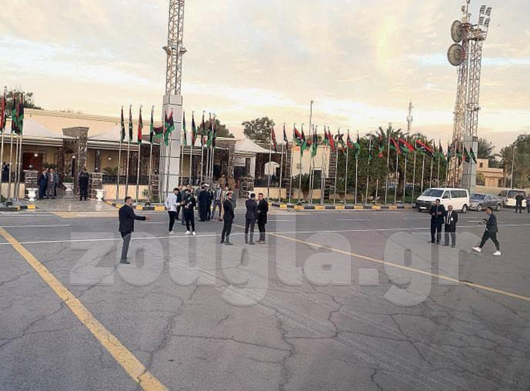 Στο αεροδρόμιο της Τρίπολης αναμένοντας την άφιξη Δένδια