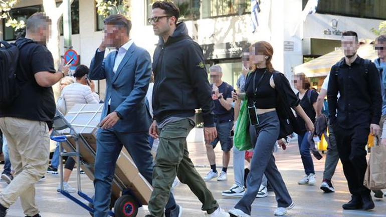 Κωνσταντίνος Αργυρός: Στο κέντρο της Αθήνας με casual στυλ – Φωτογραφίες