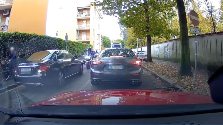 Αποφάσισε να το παίξει έξυπνος και το σύμπαν του απάντησε