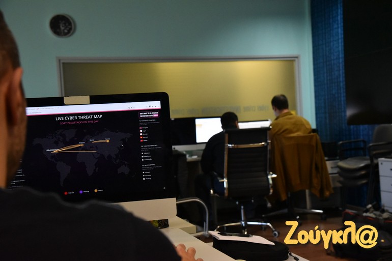 Στο εργαστήριο της Δίωξης Ηλεκτρονικού Εγκλήματος όπου εντοπίζουν τους παιδόφιλους.