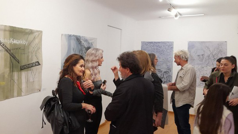 Η Βίβιαν Χαλκίδη «σκηνοθετεί» εικαστικά «12 Σκηνοθέτες» στην αίθουσα Τέχνης «Αγκάθι – Κartάλος»