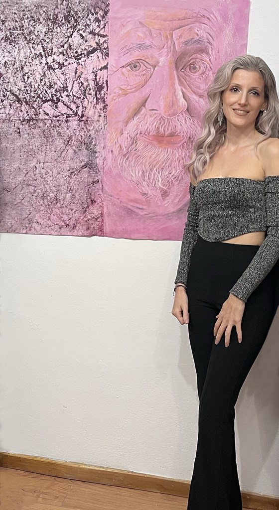 Η εικαστικός Βίβιαν Χαλκίδη την ημέρα των εγκαινίων της έκθεσης "12 Σκηνοθέτες"