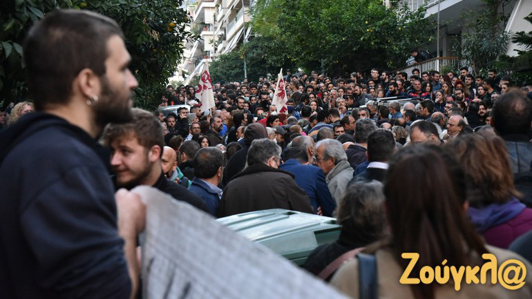 Ιωάννα Κολοβού: Συγκέντρωση διαμαρτυρίας έξω από το σπίτι της δημοσιογράφου