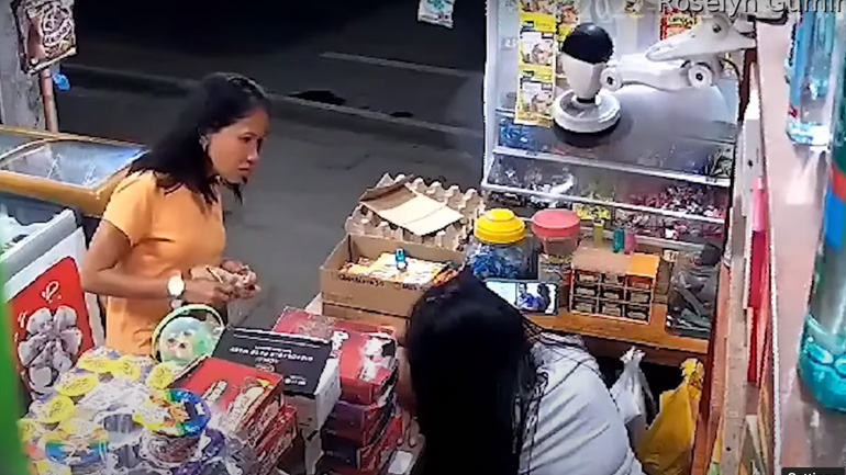 Γυναίκα κλέβει το τηλέφωνο υπαλλήλου σε mini market