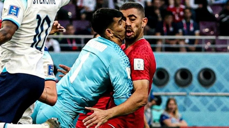 Η ανατριχιαστική σύγκρουση που οδήγησε στον τραυματισμό του τερματοφύλακα του Ιράν!