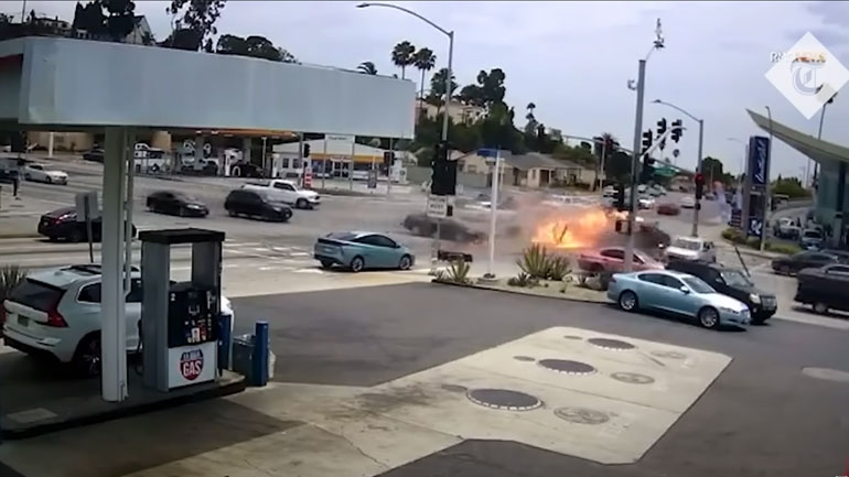 Προσοχή σκληρές εικόνες: Πέρασε κόκκινο και σκότωσε έξι άτομα