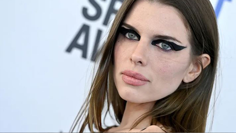 Julia Fox: Μάζεψε φύλλα και τα έκανε φόρεμα – Το viral βίντεο